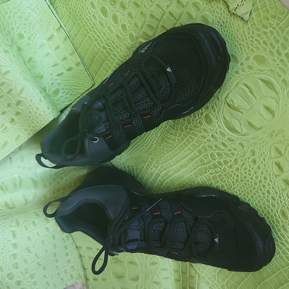 Adidas mens black Traxion shoes - Picture 2 of 3